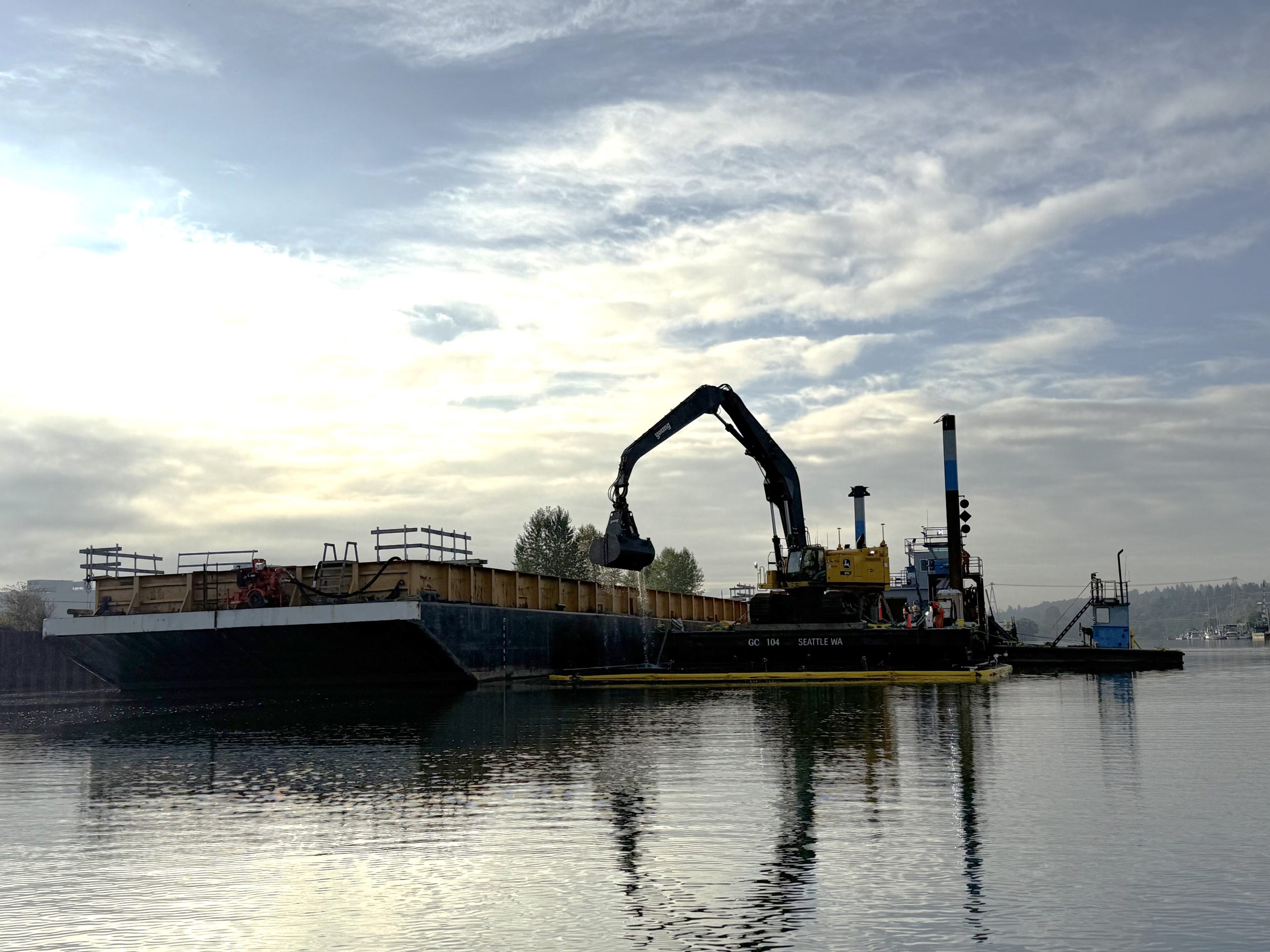 SMA 12A Redredging_2026 1001 An excavator dredges sediment at SMA 12A on October 1, the first day of the third season of construction at the Lower Duwamish Waterway Superfund site (Geosyntec, October 2026).